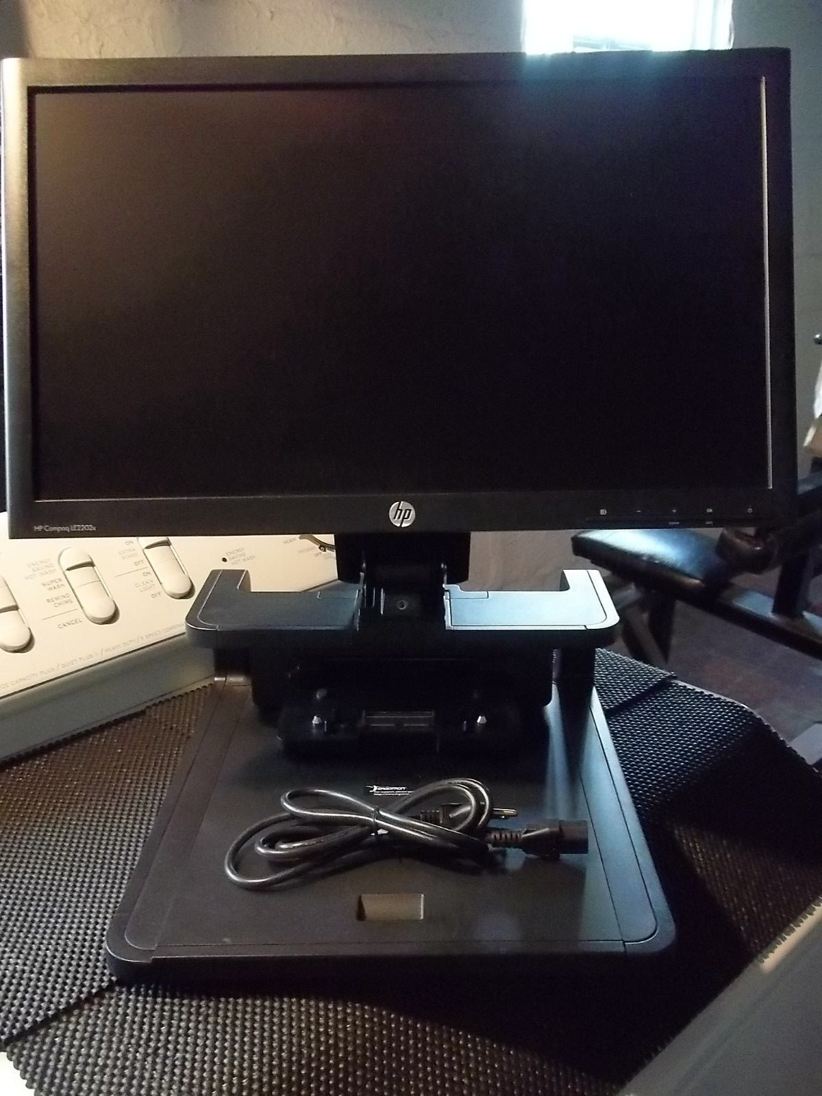 HP Compaq LE2202X 21.5" LED LCD Monitor with Ergotron Docking Station Demo Unit