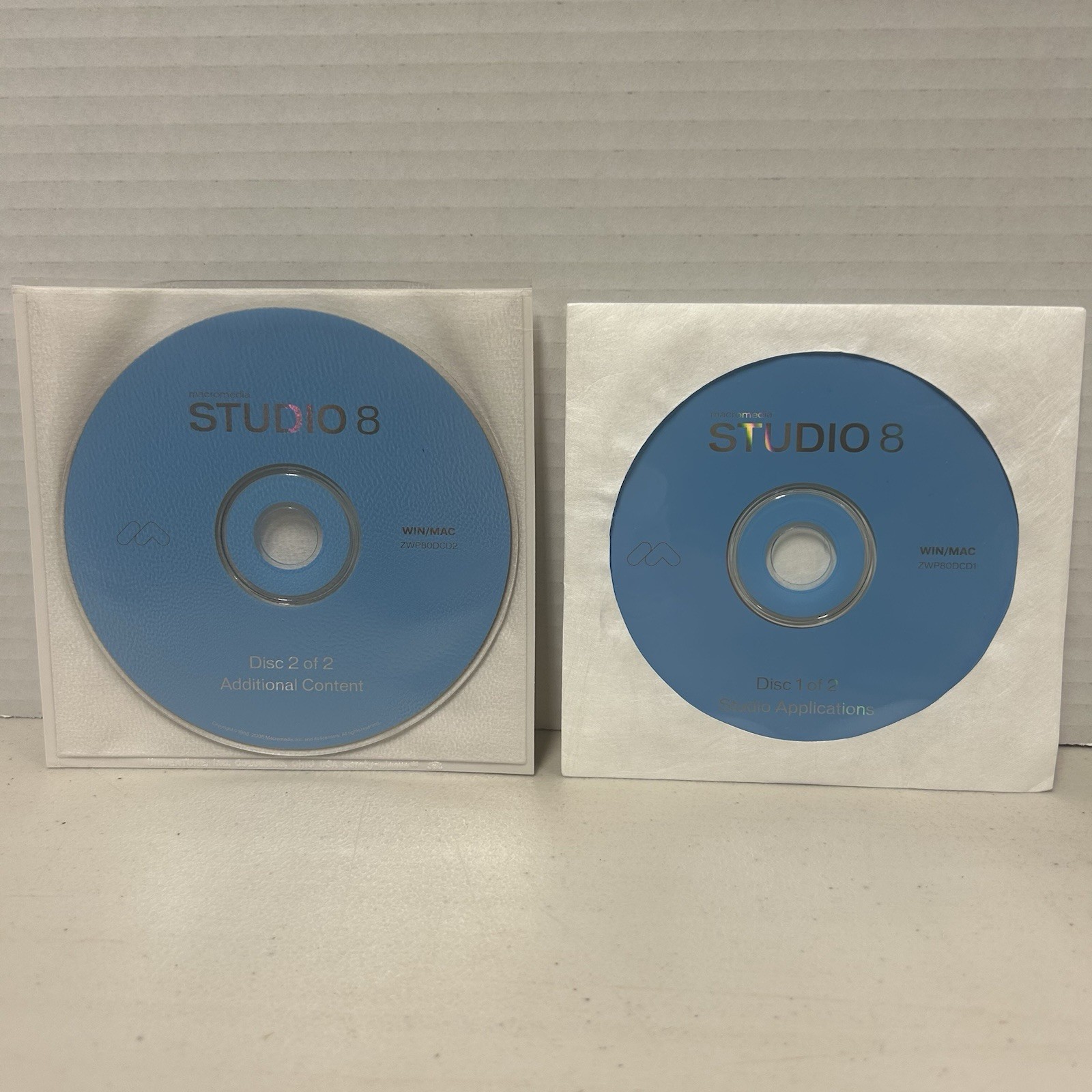 Macromedia Studio 8 UPGRADE Win/Mac 2 Disc Set - VERY GOOD CONDITION