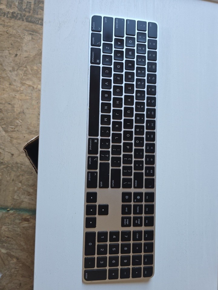 Apple Silver Black Full-Size Keyboard QWERTY Layout Numeric Keypad Aluminum