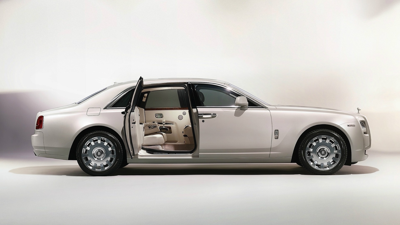 Cars concept art rolls royce Desk Mat Stitched