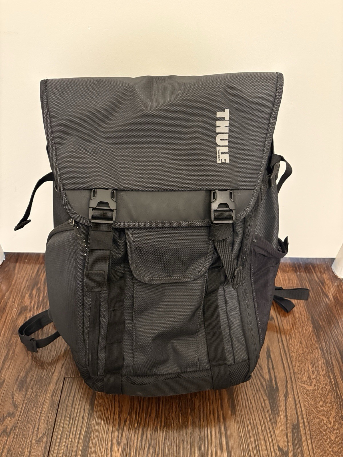 Thule Subterra Daypack 25L Light Gray Black Backpack Quick Access Pockets Zipper