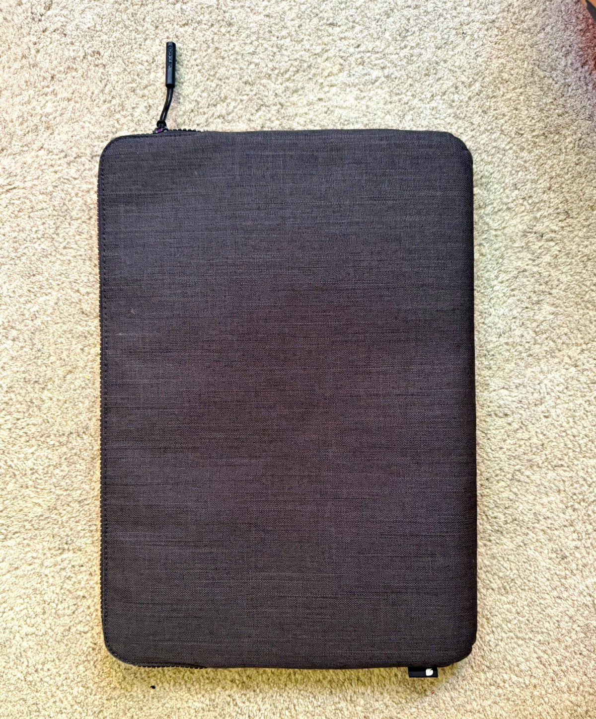 Incase Icon Woolenex 15”/16” Sleeve Case in Padded Zipper Gray