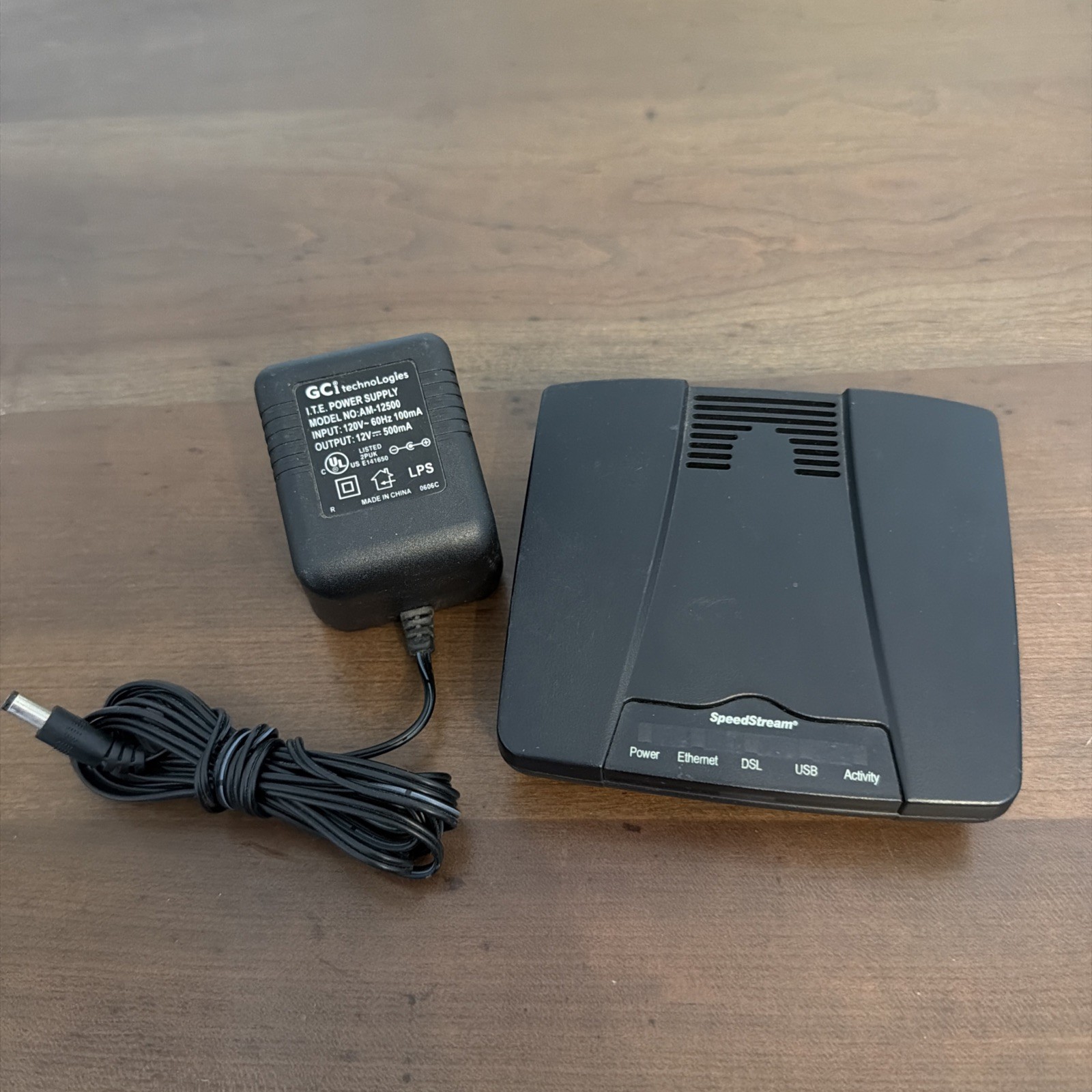 Siemens SpeedStream 4200 Ethernet/USB ADSL Modem - 060-D242-A26- USED -
