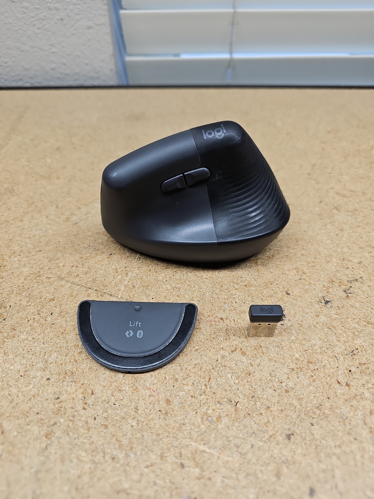 Logitech Lift Vertical Ergonomic Mouse Wireless Bluetooth Graphite Mr0094 (C5)