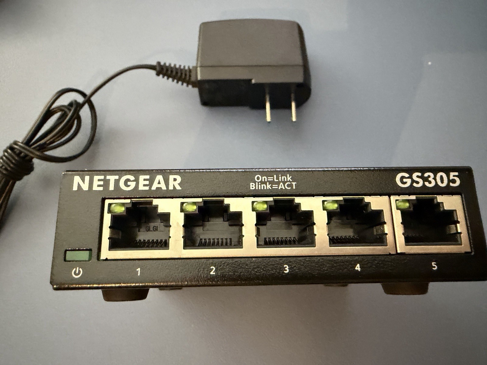 NETGEAR 5-Port Gigabit Ethernet Unmanaged Switch (Gs305) - Desktop Quiet Fanless