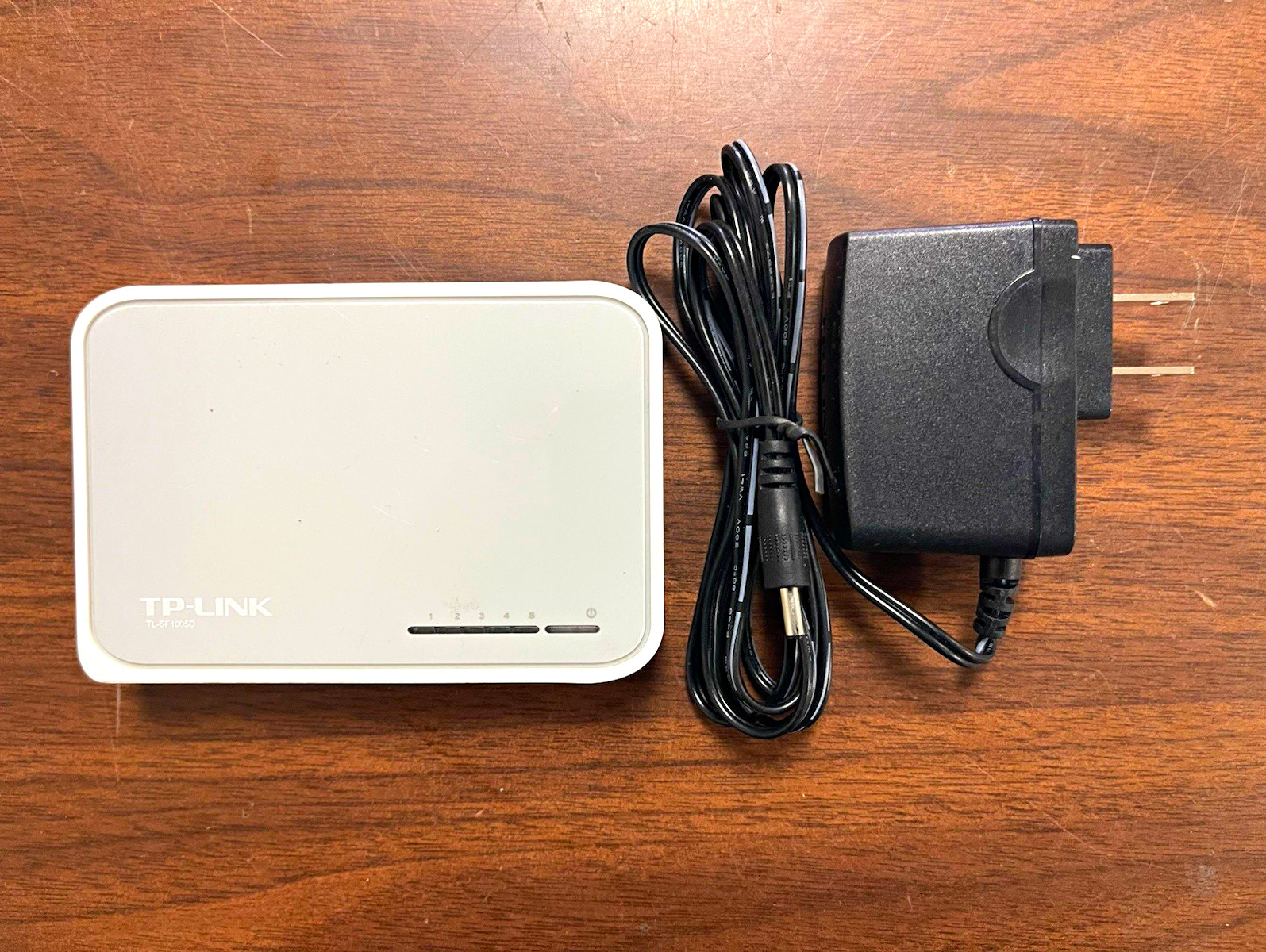 TP-LINK TL-SF1005D 5-Port Fast Ethernet 10/100 Unmanaged Desktop RJ-45
