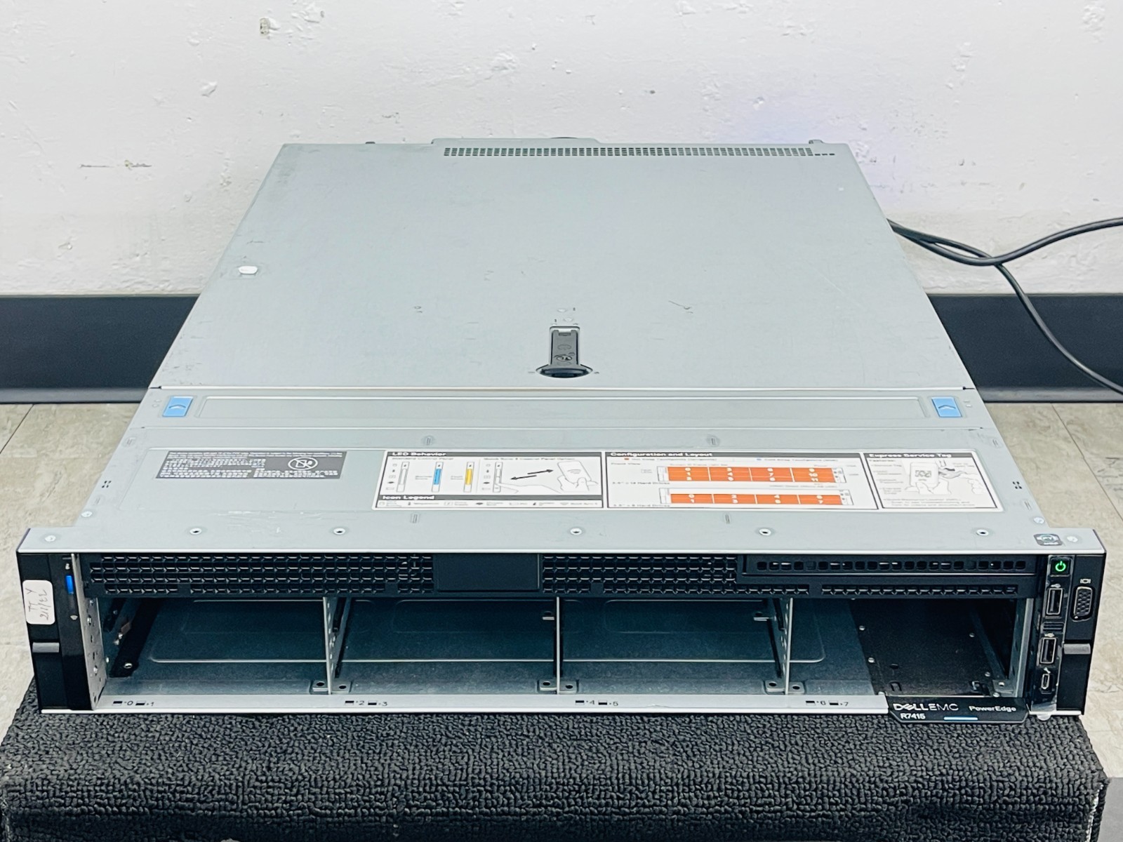 Dell PowerEdge R7415 2U Server 8x 3,5" Bay EPYC 7251 CPU, 2x R7YTT 16GB, 1x 16GB