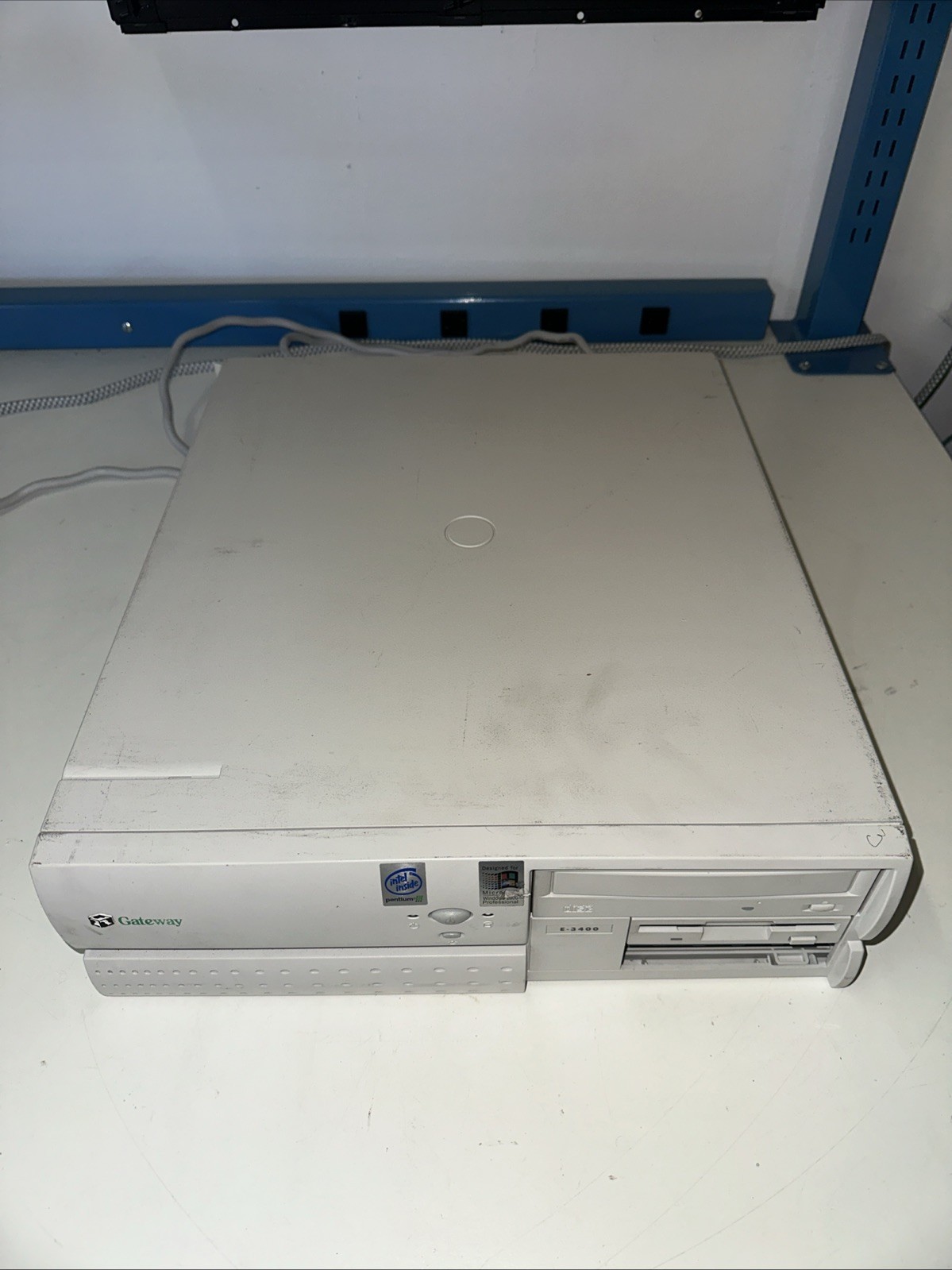 Gateway E-3400 Model: NLX Mini Desktop C02 E3400 Pentium III Powers On