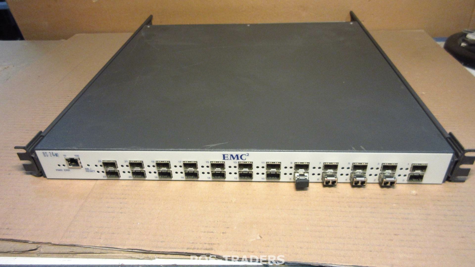 EMC Connectrix DS-24M2 24-Port Fibre Channel Switch INCL 4X SFPS + DUAL PSU