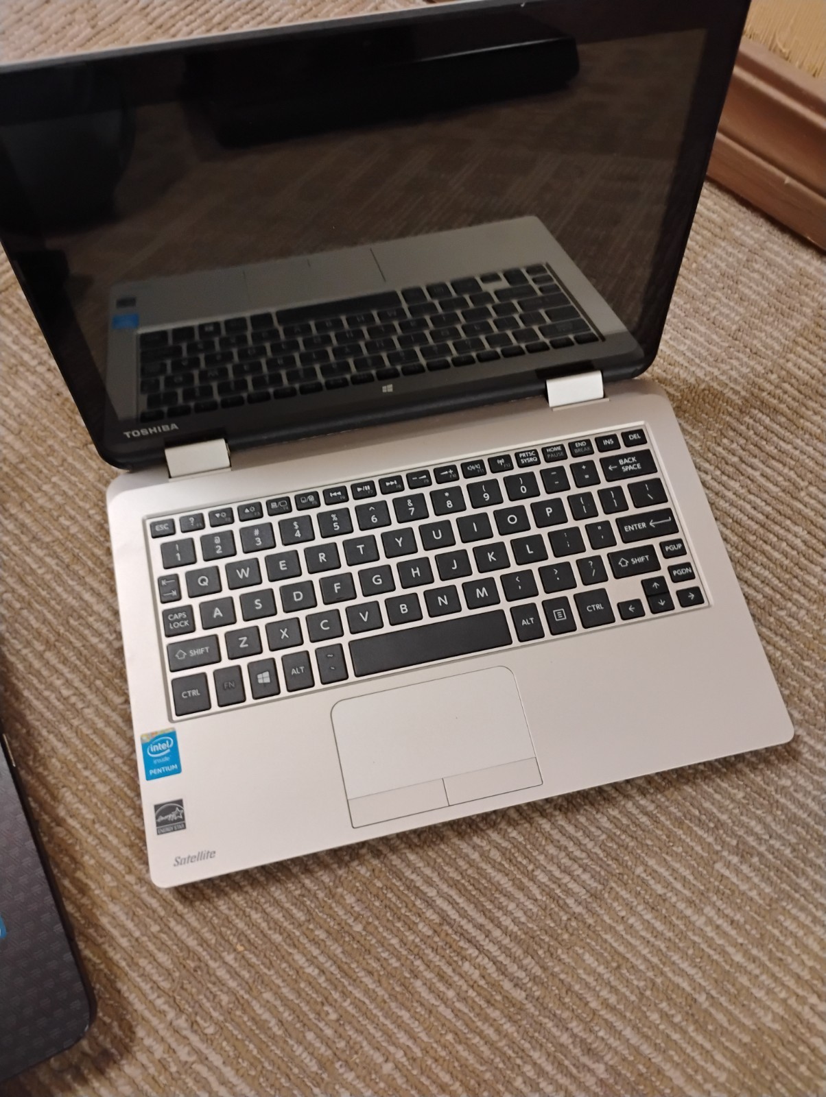 Lot of 6 Mixed Brand and Model Laptops, Some Work Some Don't.