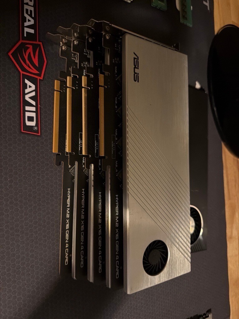 ASUS Hyper M.2 x16 Gen4 Card (4x NVMe) Heatsink+Fan