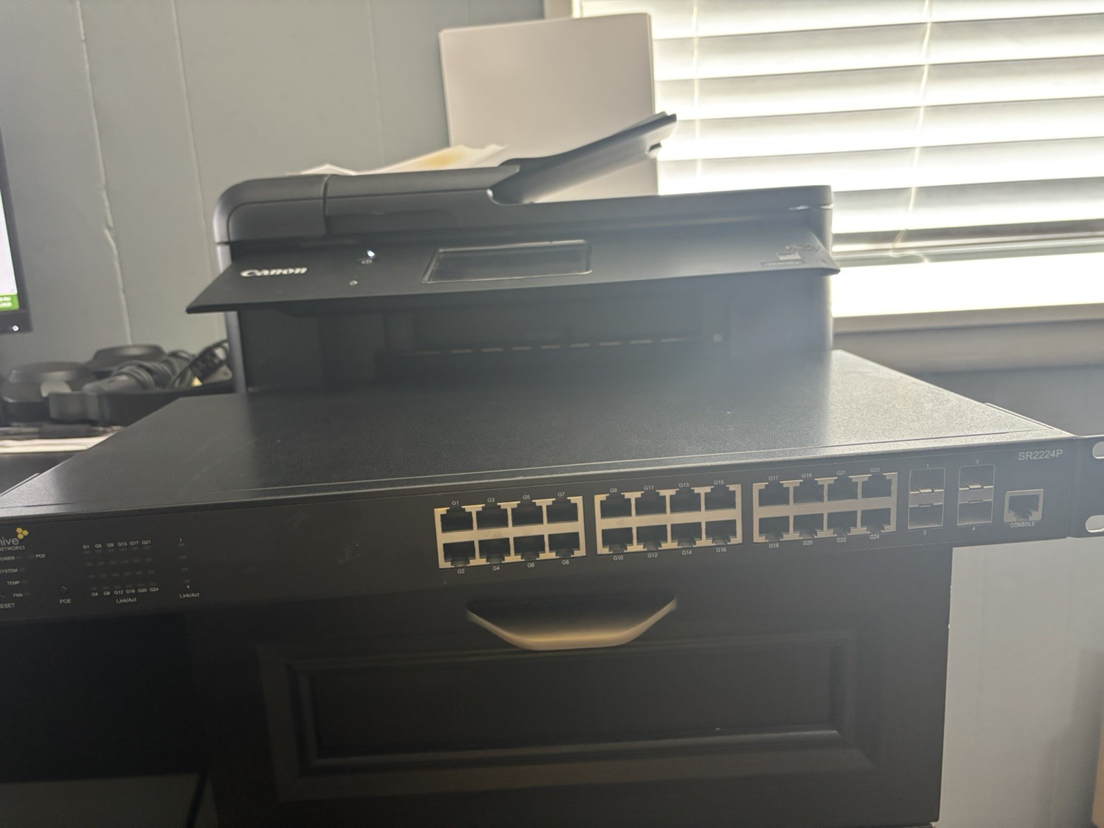 Aerohive SR2024P 24 Port Network Switch