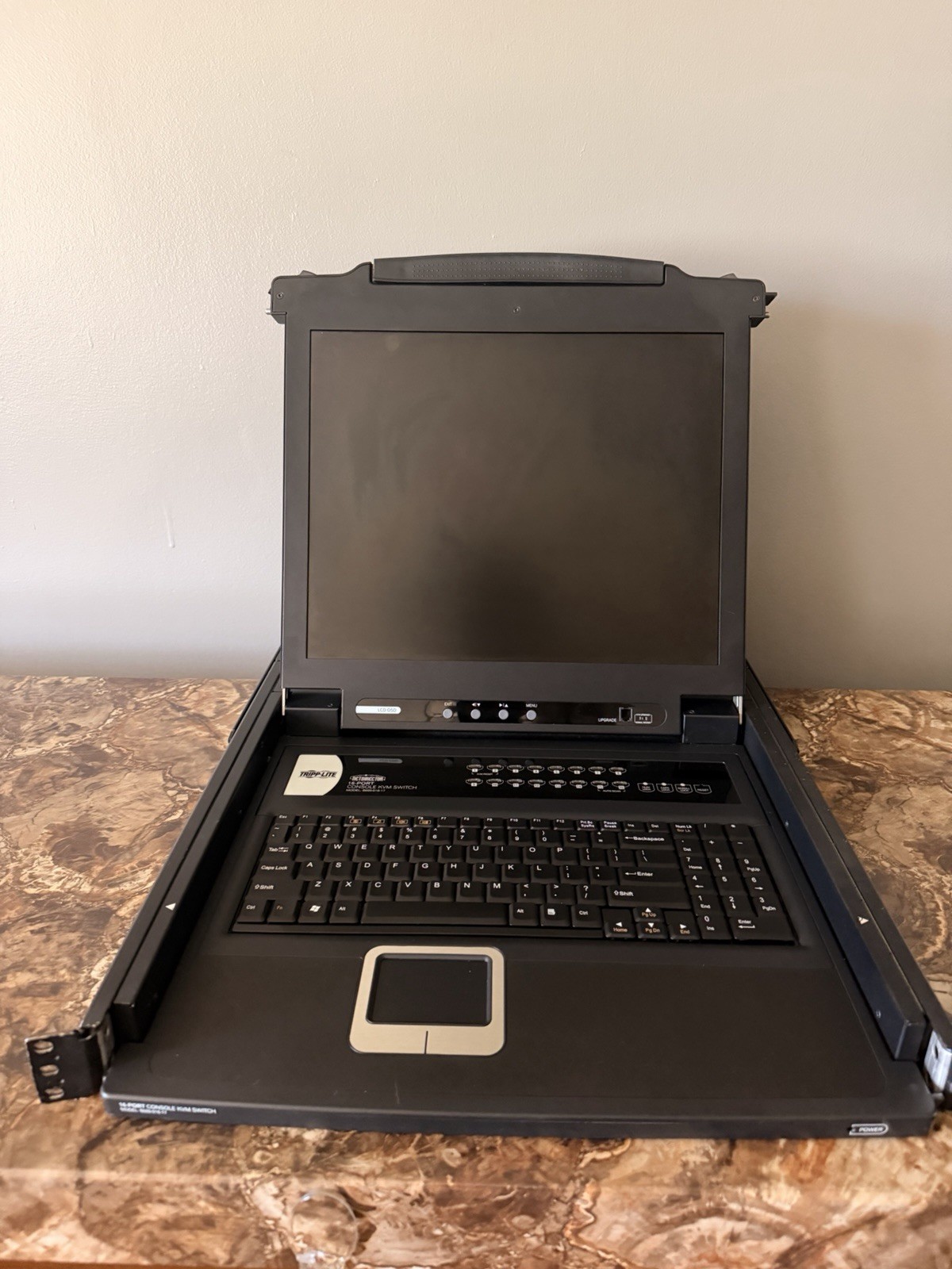 TrippLite NetDirector B020-016-17 16 Port Console KVM 1U Rail Rack Mountable LCD