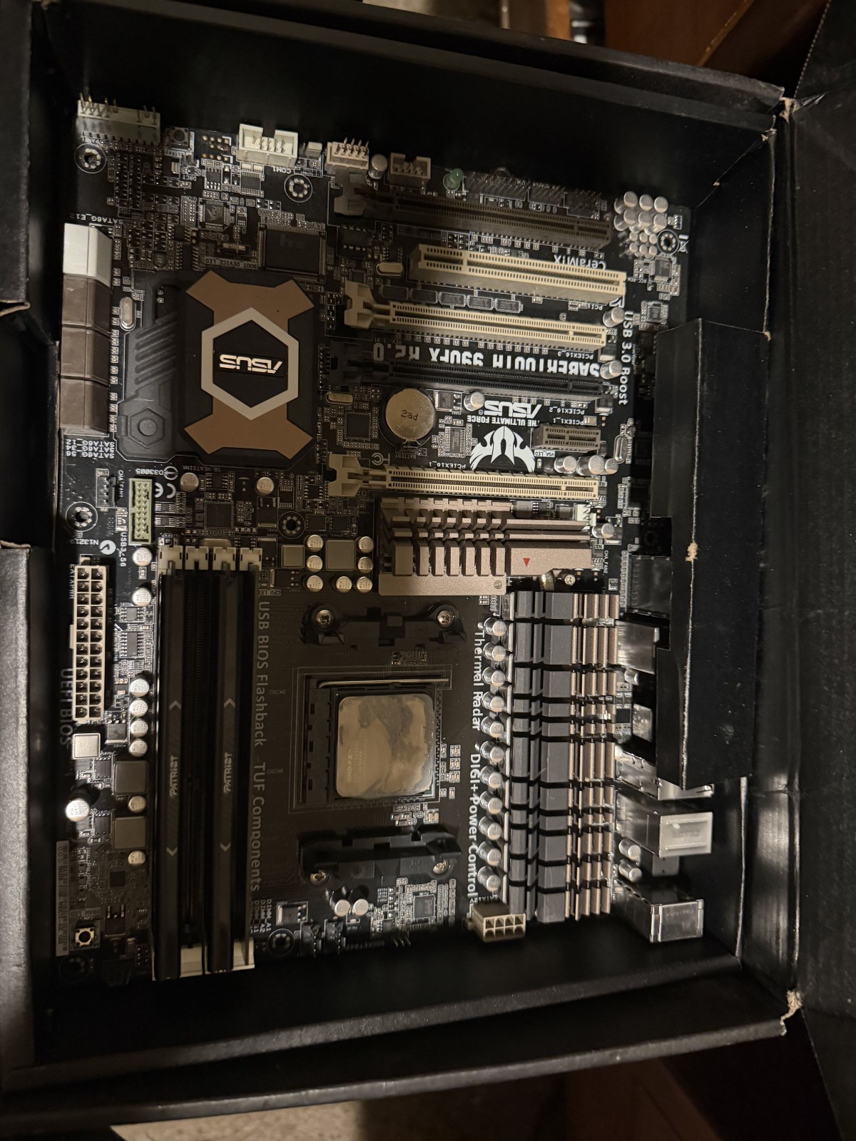 ASUS SABERTOOTH 990FX R2.0 Motherboard(AMD FX-Series 8 Core CPU@4.0 GHz)