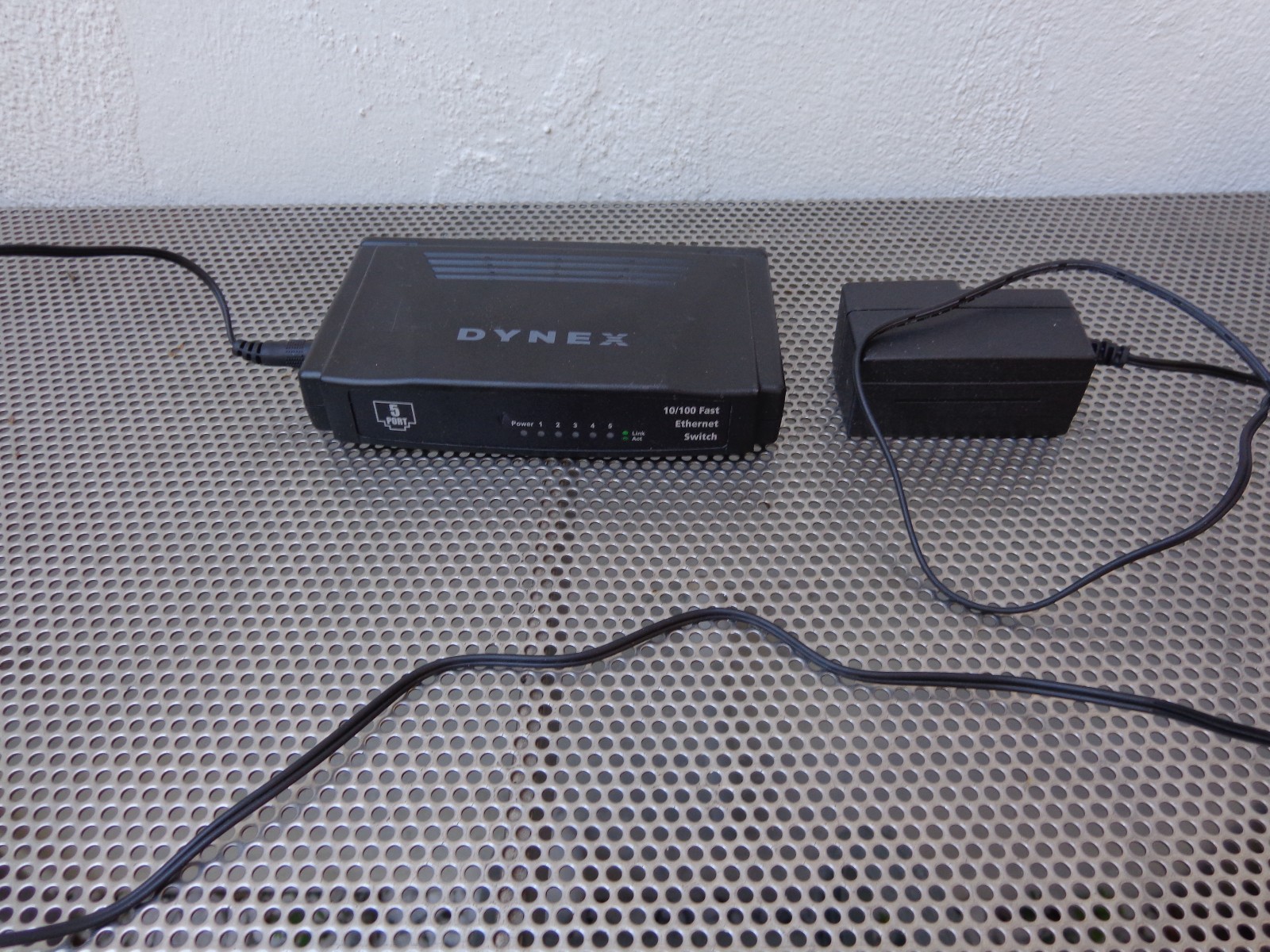 DYNEX DX-ESW5 5 Port 10/100 MBPS FAST ETHERNET SWITCH WITH AC ADAPTER