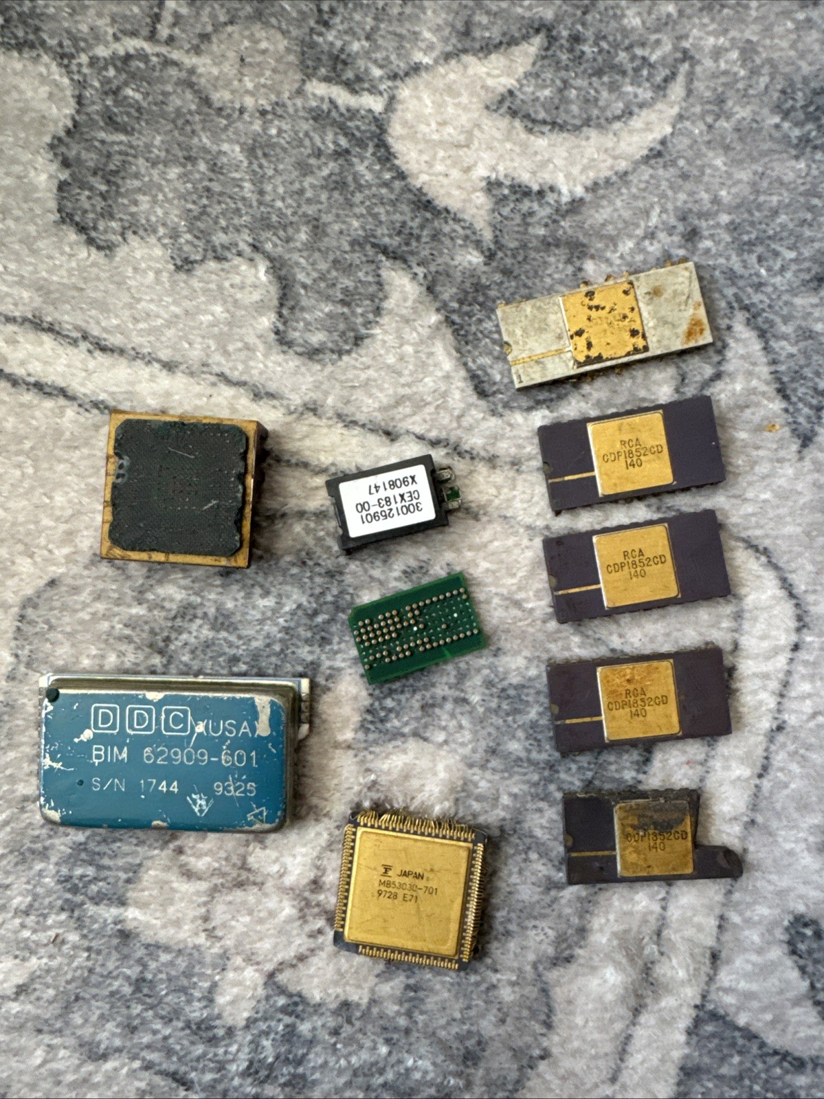 Vintage Ceramic IC Chip Lot RCA CDP1852CD Fujitsu MB5303C Gold Cap Untested