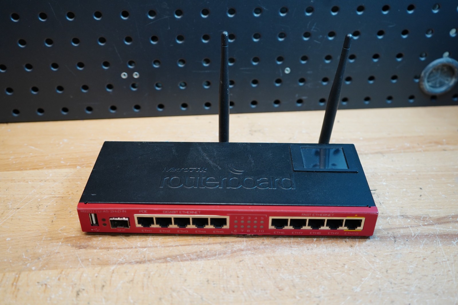 (E) MikroTik RouterBOARD RB2011UiAS-2HnD-IN 10-Port SFP 2.4GHz WiFi Router