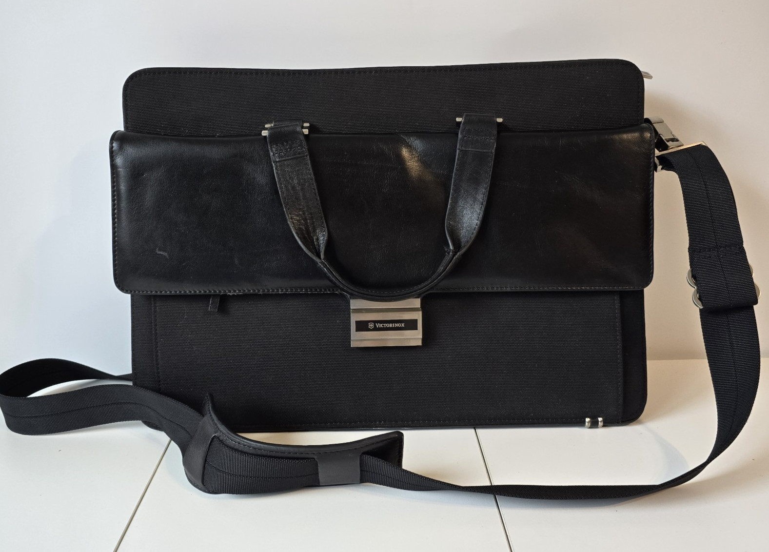 Victorinox Expandable Large Business Briefcase Laptop Case Leather/Canvas