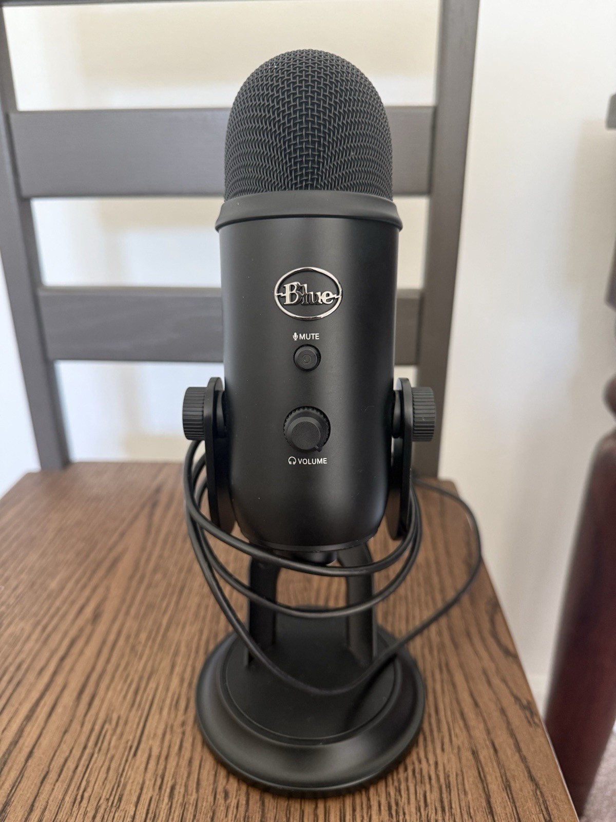 Logitech Creators Blue Yeti USB Microphone for Gaming, Streaming, Podcast