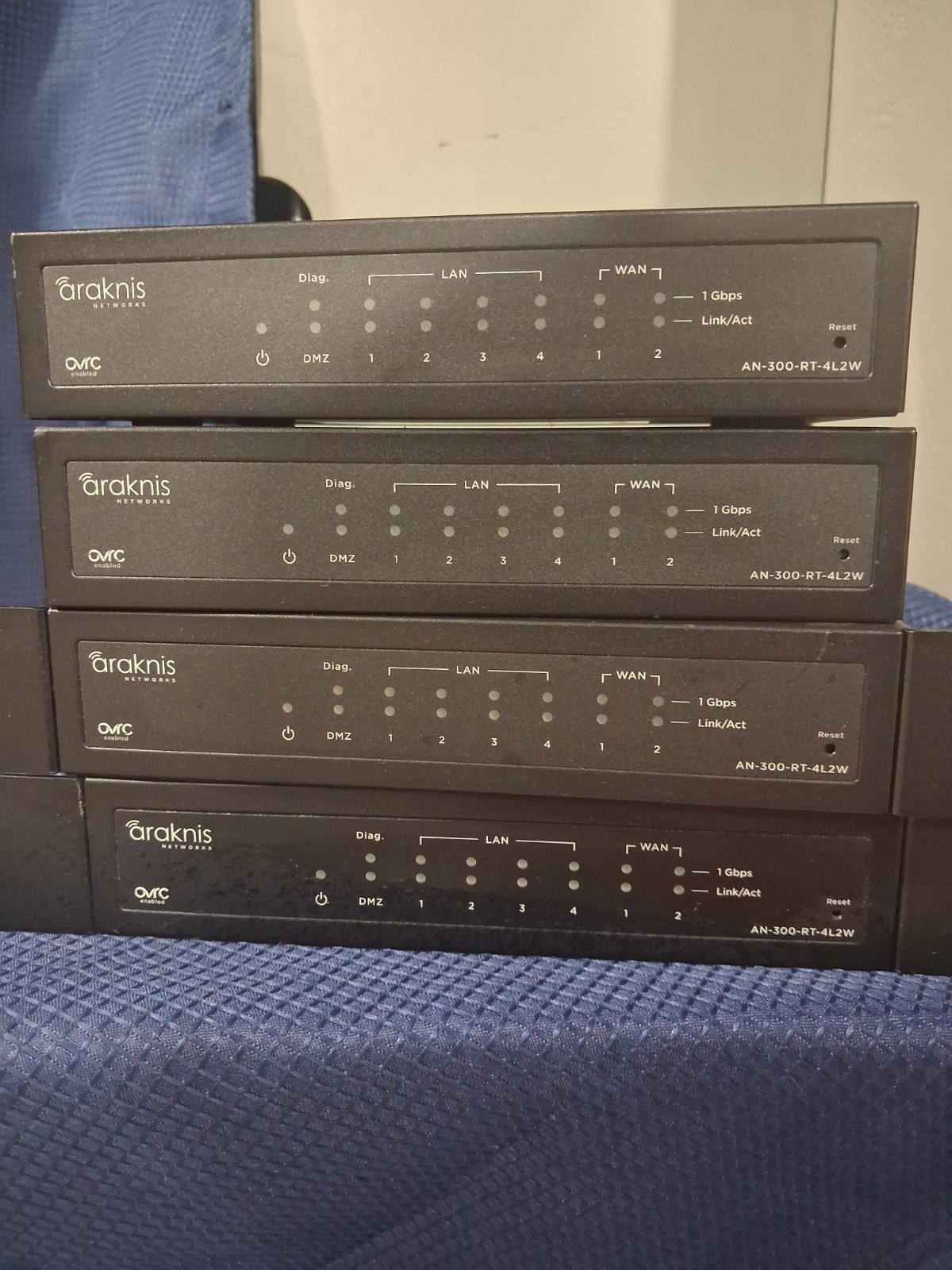 Araknis AN-300-RT-4L2W Dual-WAN Gigabit VPN Router 300 Series, Pre Owned