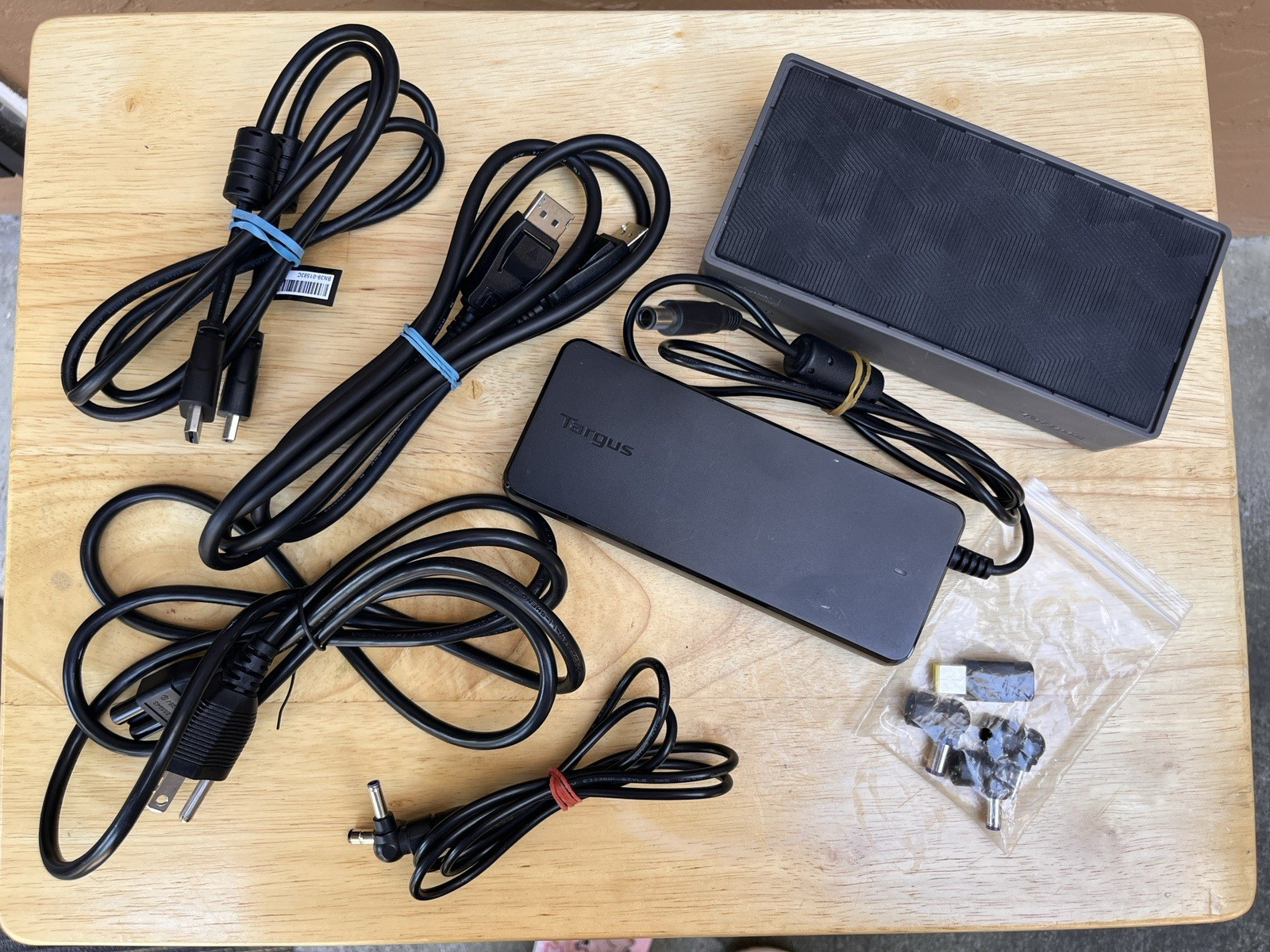 Targus Universal 4K Docking Station w/ Cables, AC Adapter & Power Tips Bundle