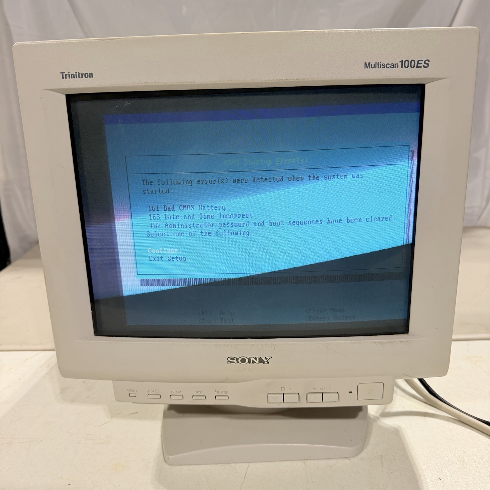 Sony Trinitron Multiscan 100ES   CPD-100ES 14" VGA CRT Monitor POWERS ON READ