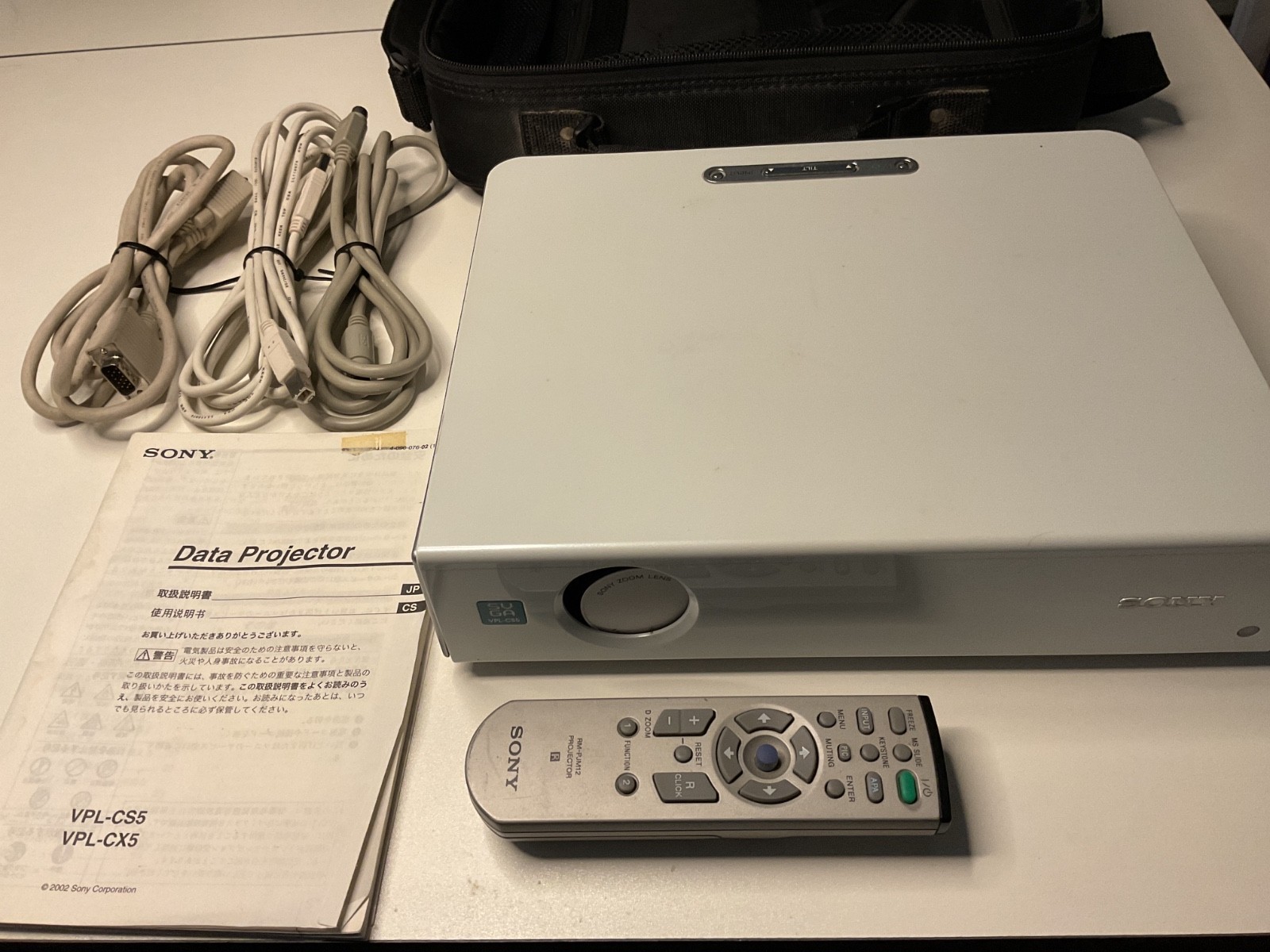 Sony VPL-CS6 DATA PROJECTOR w/Remote Control Power & VGA Cable and carry case