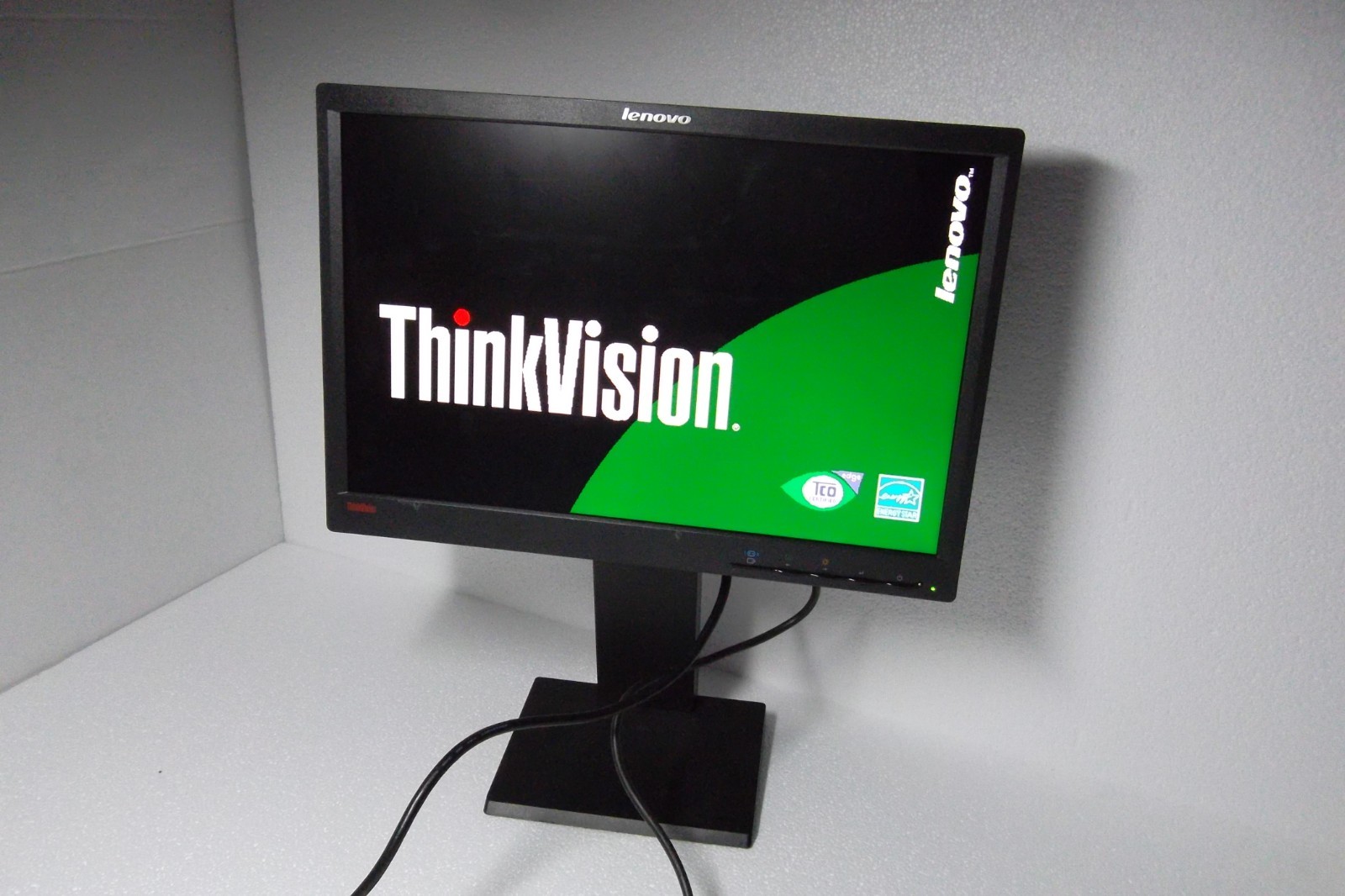 Lenovo LT1952p Widescreen 19" LCD Monitor VGA DVI DP 03X7911 LT1952pwD 2448-MB6