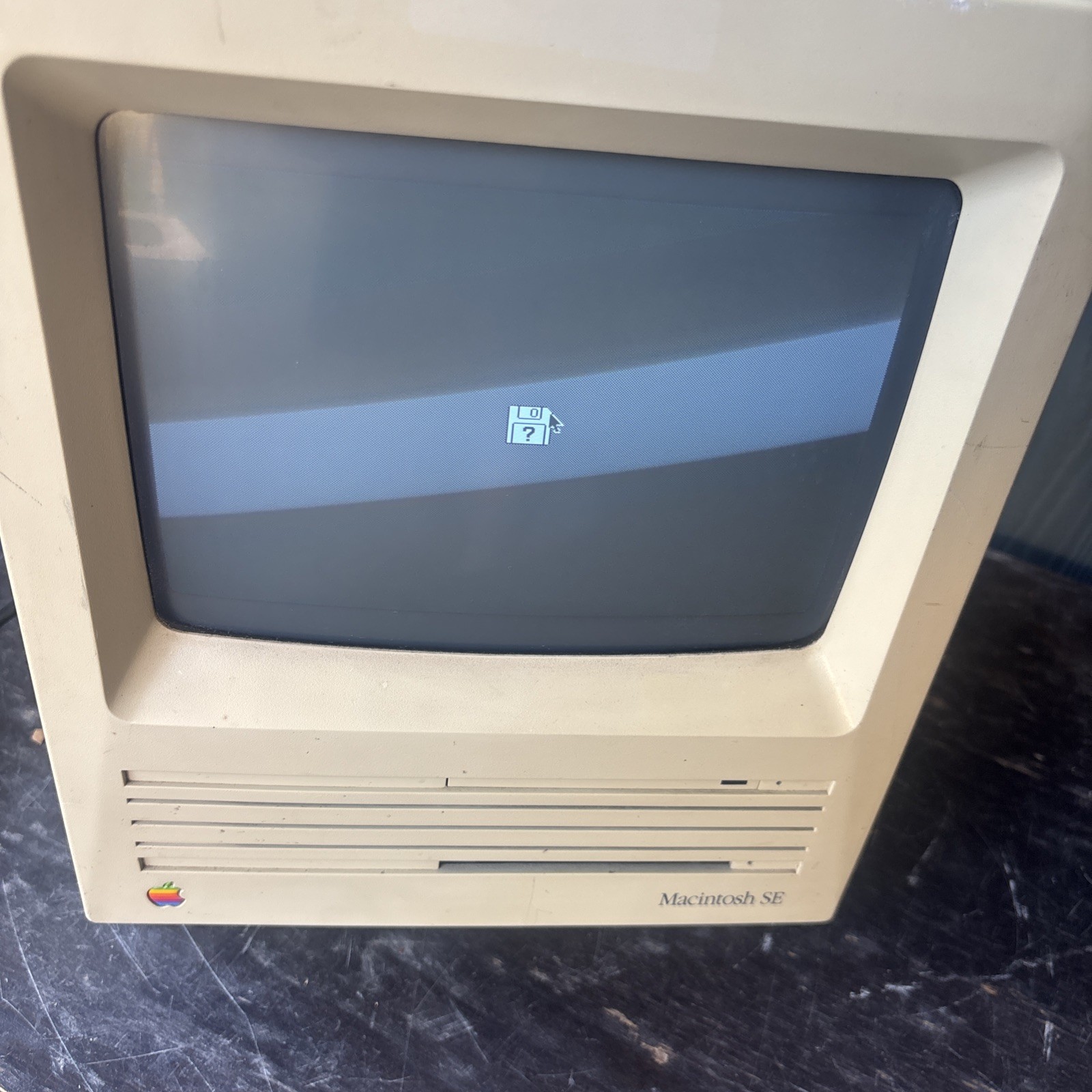 Apple Macintosh SE All-in-One Computer M5011 1MB RAM 20SC Hard Disk Powers On