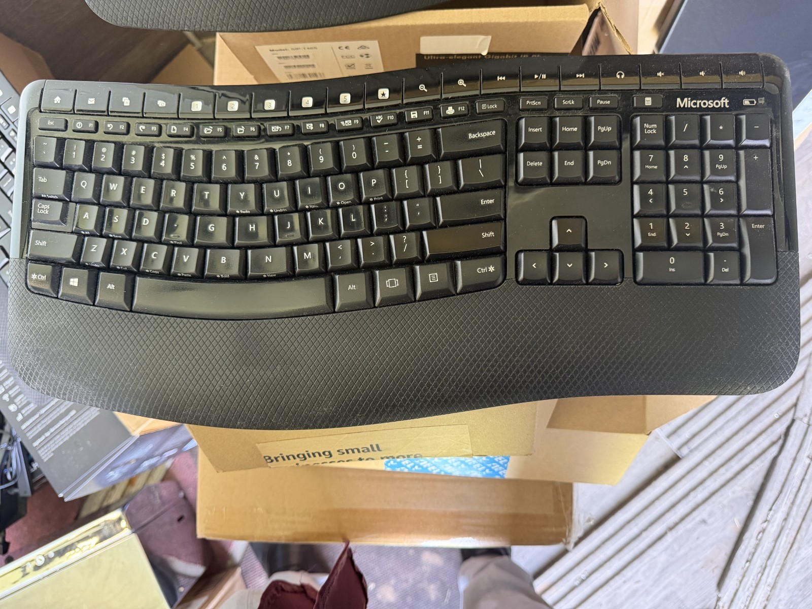 Microsoft Wireless Comfort Keyboard 5050 Model 1728 Wireless USB Receiver Includ