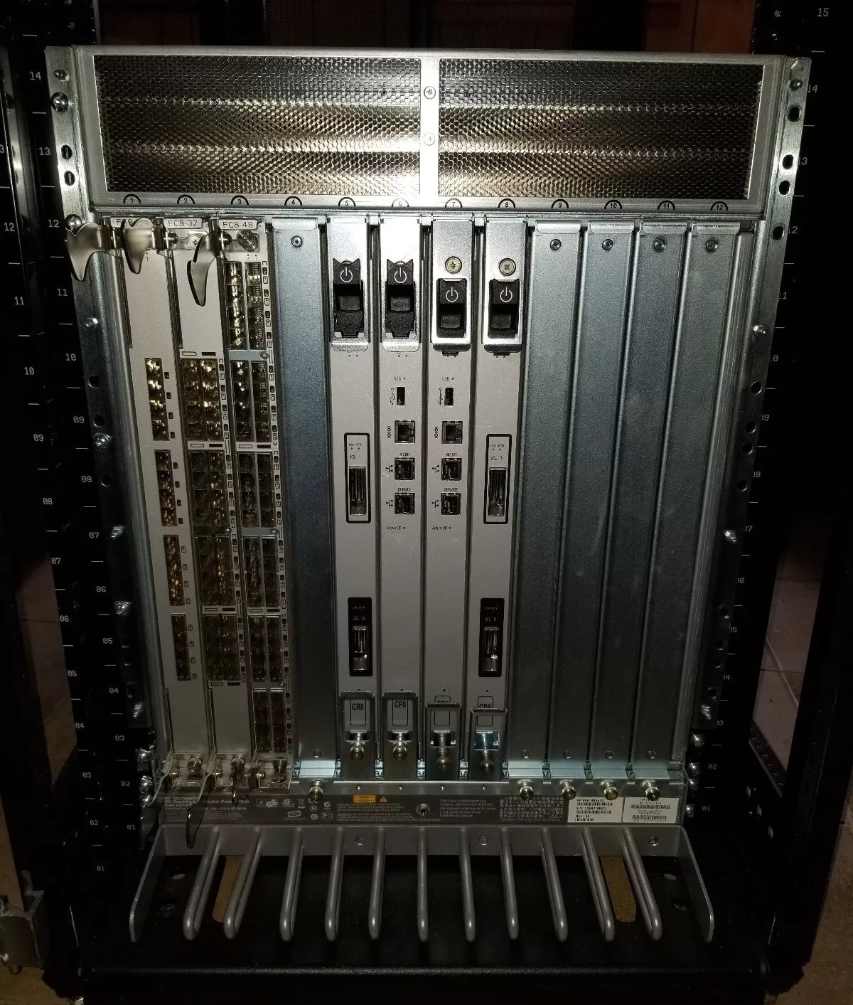 HP StorageWorks DC SAN Backbone Director (Brocade DCX) with 42U Server Rack