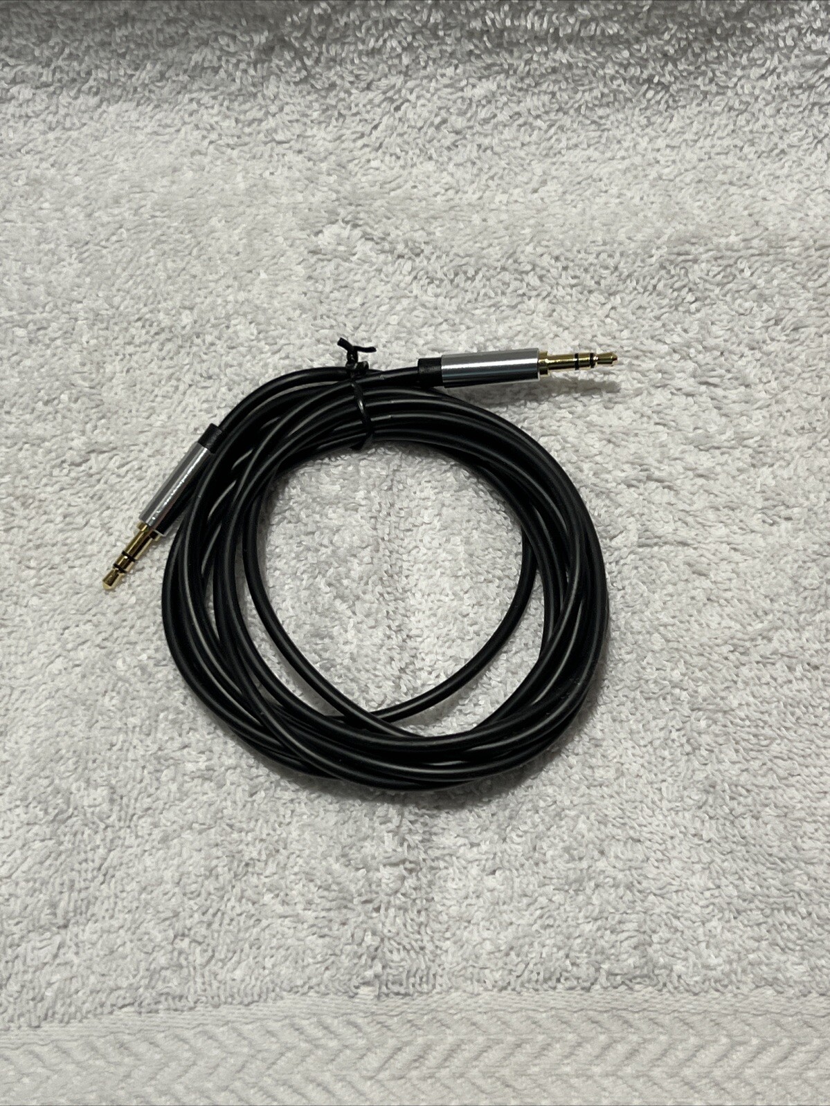 Amazon Basics 8ft 3.5mm Aux Cord