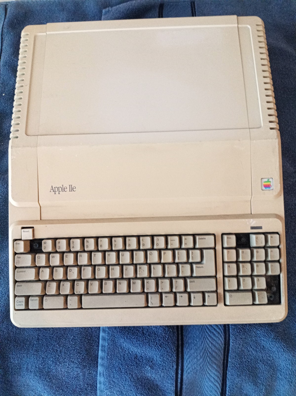 Vintage Apple IIe Platinum A2S2128 128K Computer Not Working For Parts As Is