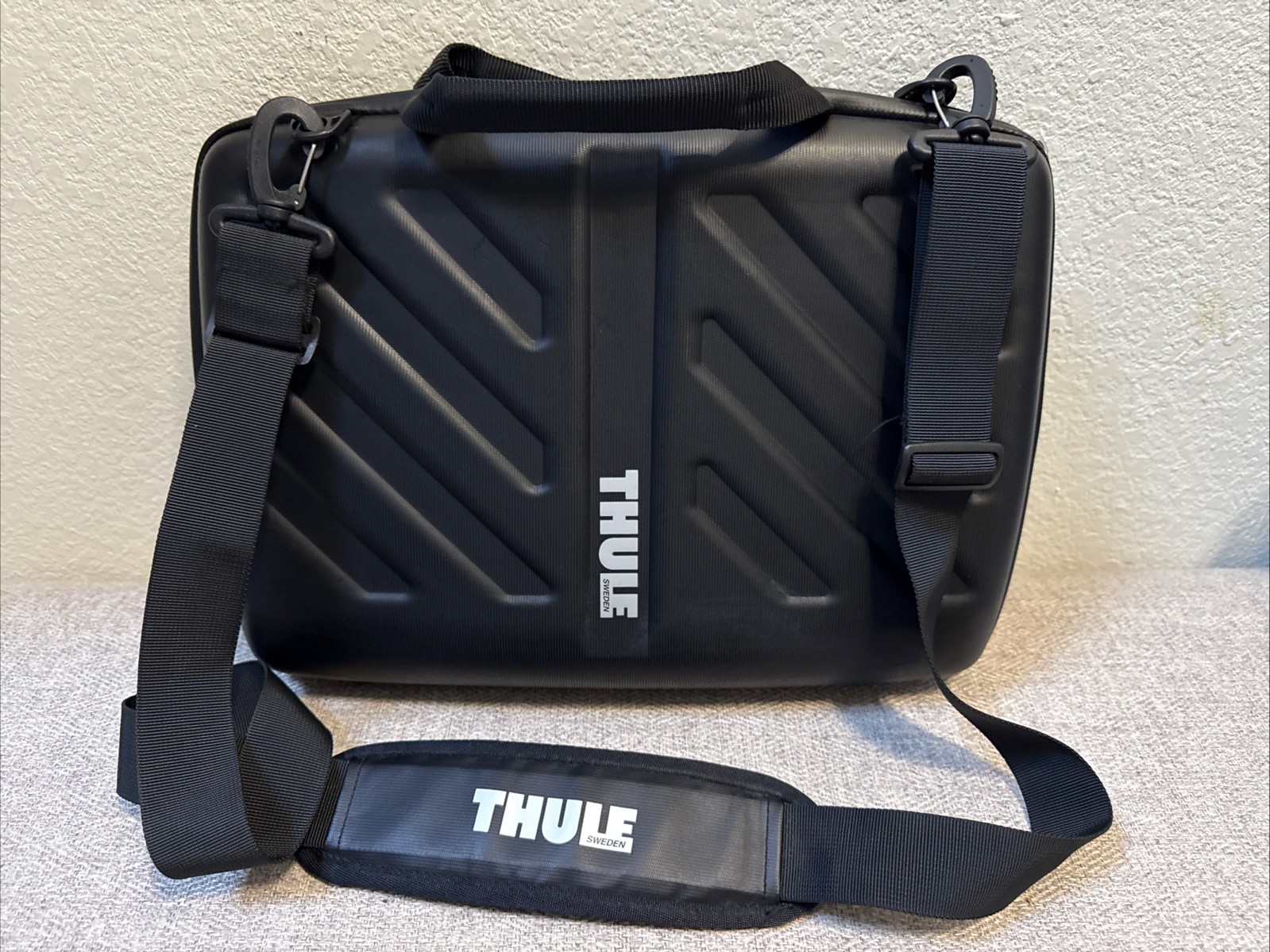 Thule Gauntlet Double section protective case- iPad/ tablet/laptop - Black