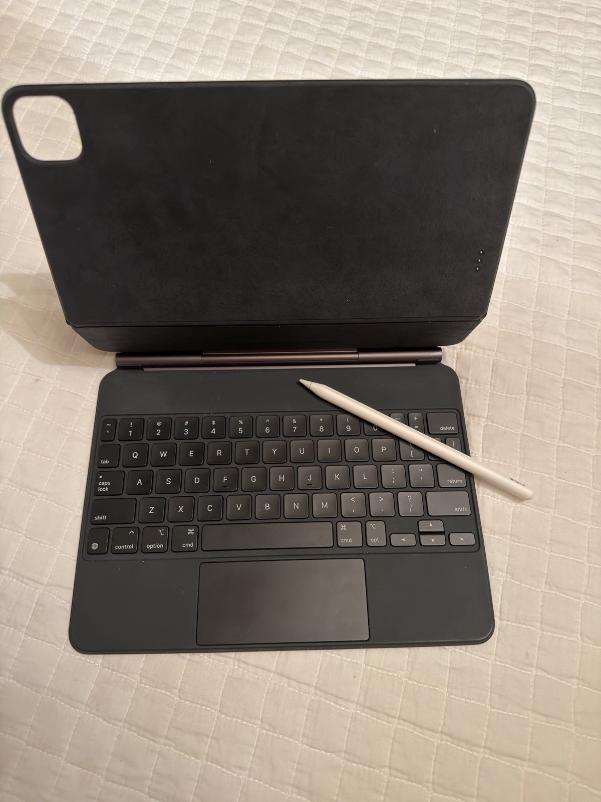 Apple Magic Keyboard A2261 iPad Pro 11” + Apple Pencil 2nd Gen – Excellent