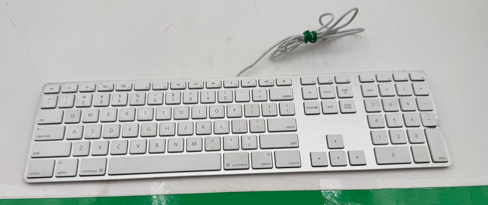 Genuine Apple A1243 Standard Slim USB Keyboard Wired (White) WORKING