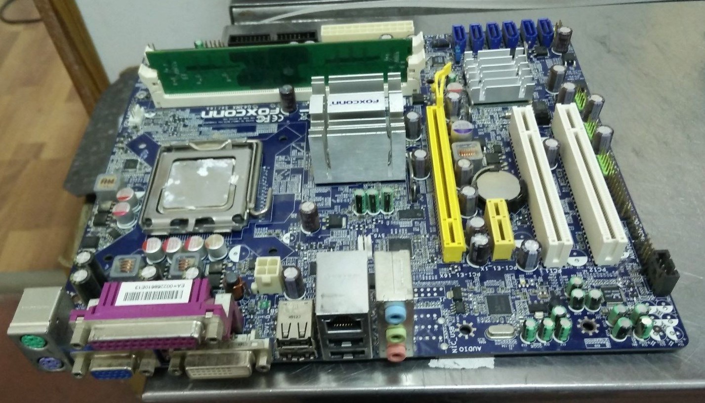 Foxconn G43MX-K LGA 775 Intel G41 Micro ATX Motherboard with Q8200 & 1GB Memory