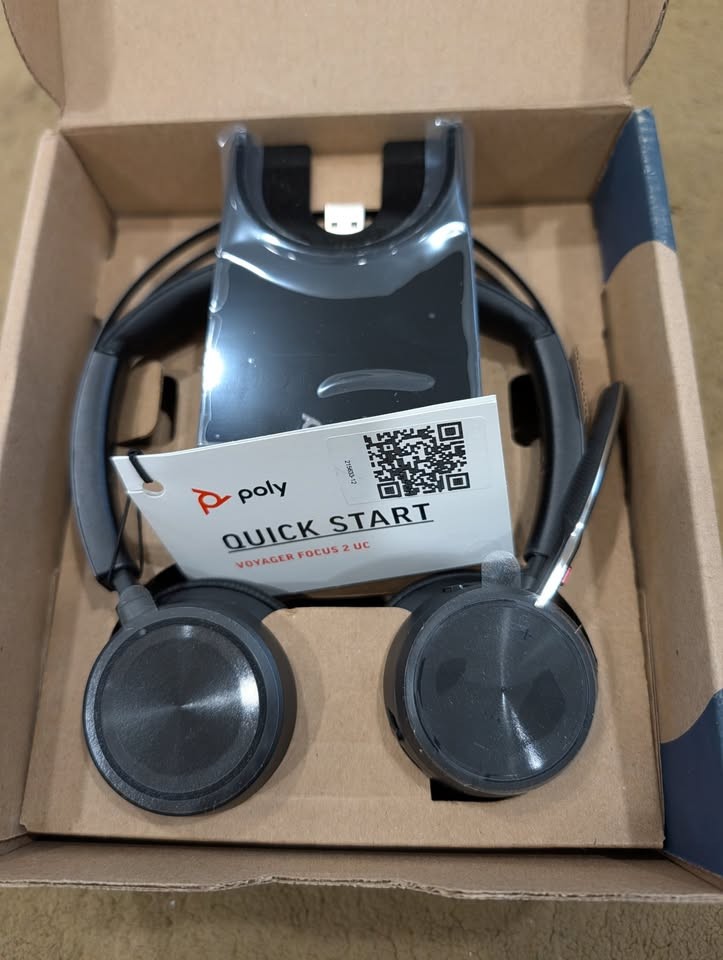 Plantronics Poly VOYAGER FOCUS 2 Wireless headphones, stand - Zoom, Teams, Phone