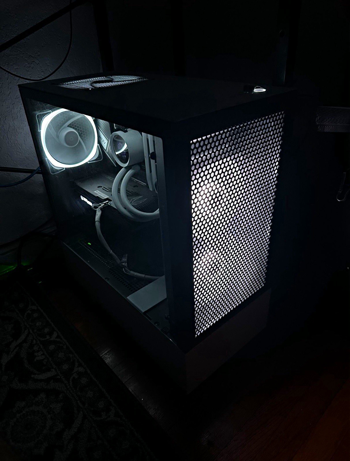NZXT Gaming Tower Desktop PC Black RGB Lighting Liquid Cooling and gaming setup