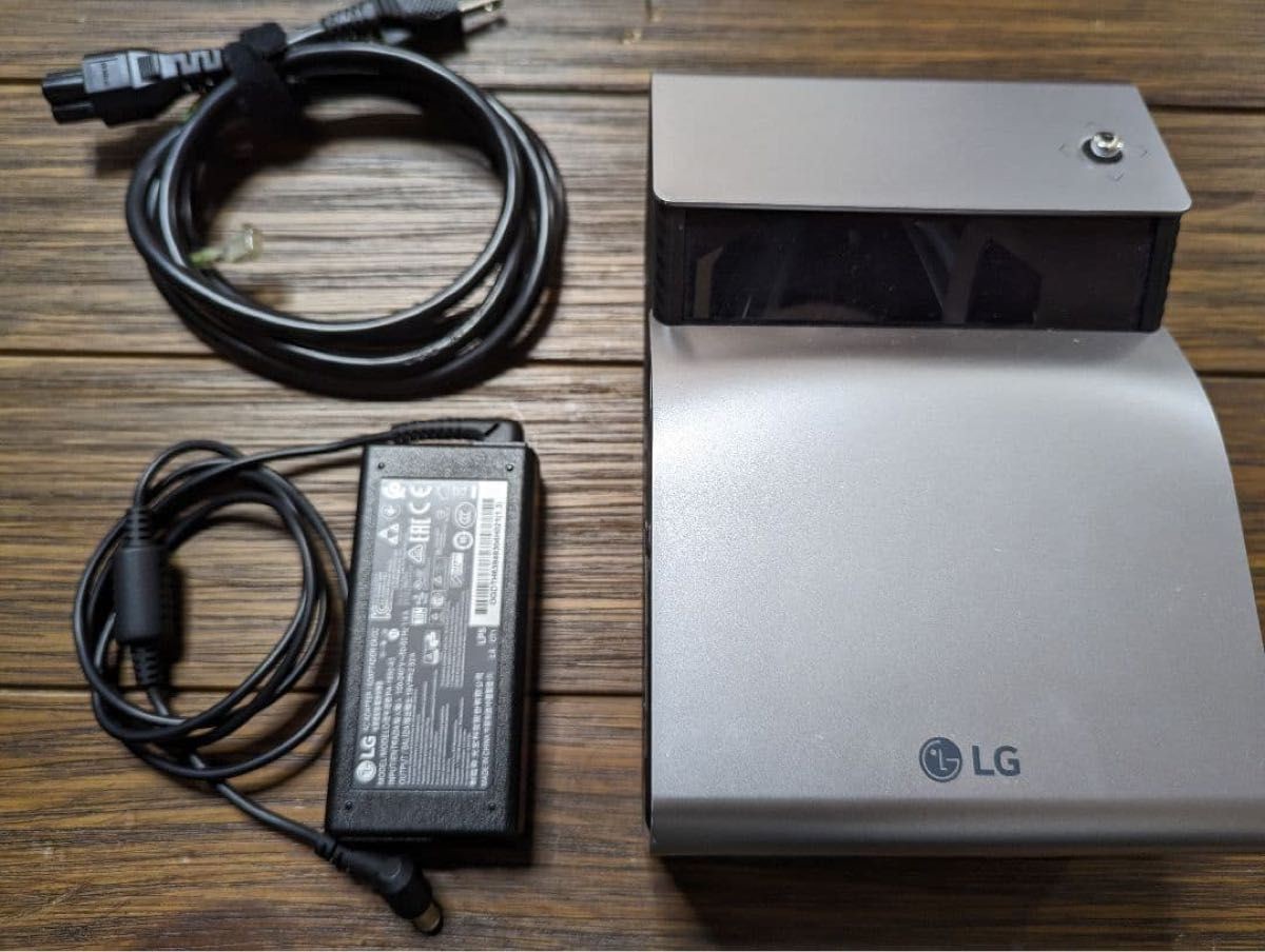LG PH450UG Ultra Short Throw LED Projector HD Portable Built-in Battery HDMI