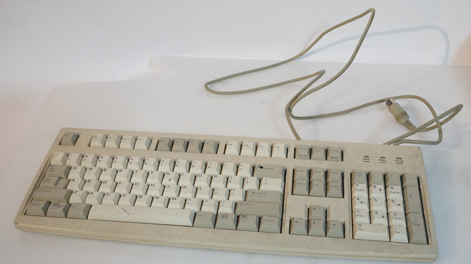 VINTAGE CHERRY RS 6000 / G83-6104LANUS 5-PIN DIN-PLUG WINDOWS KEYBOARD