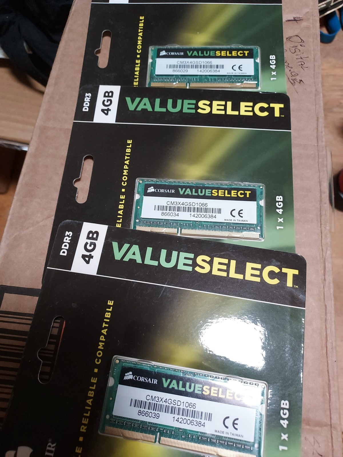 Set of 3 GBCorsair ValueSelect DDR3 4GB for Notebook and netbook PCs.