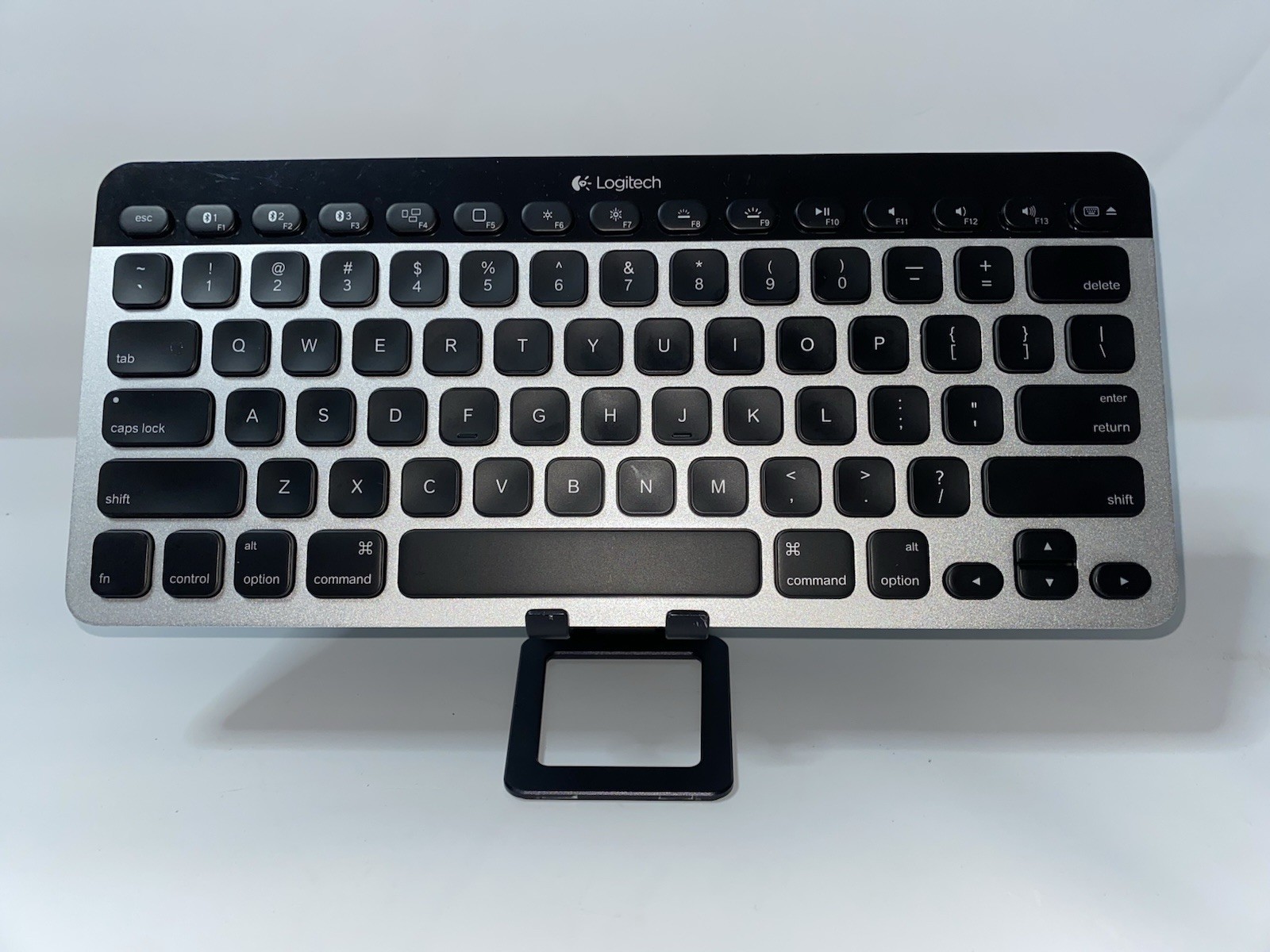 Logitech K760 Compact Bluetooth Wireless Keyboard Built-In Battery Aluminum