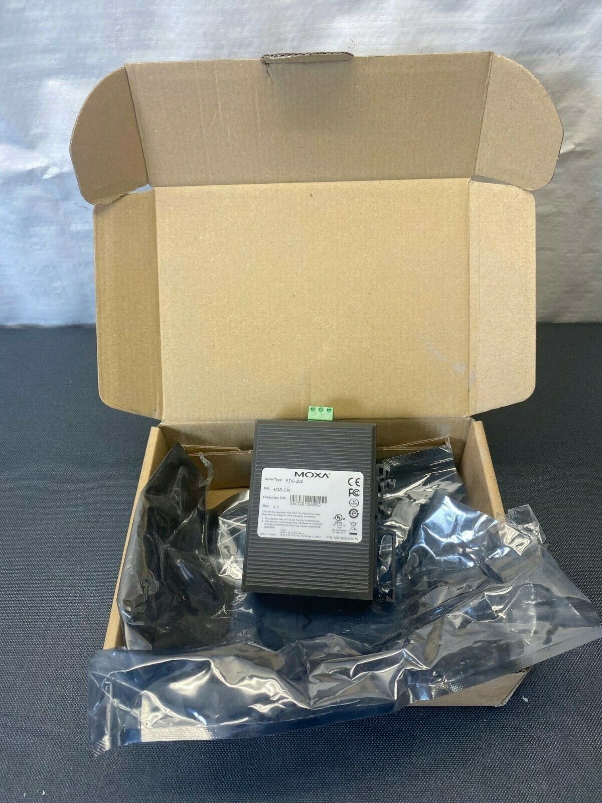 1PCS NEW MOXA EDS-208 ETHERNET SWITCH 45VDC 30VAC 