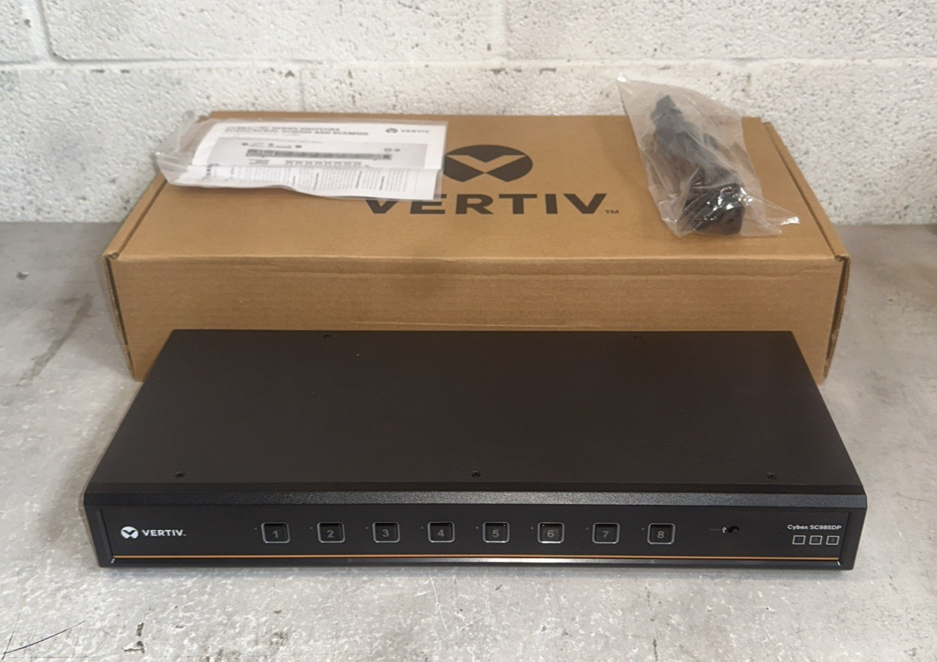 New Open Box - VERTIV CYBEX SC985DP KVM / Audio / USB Switch - 8-Ports