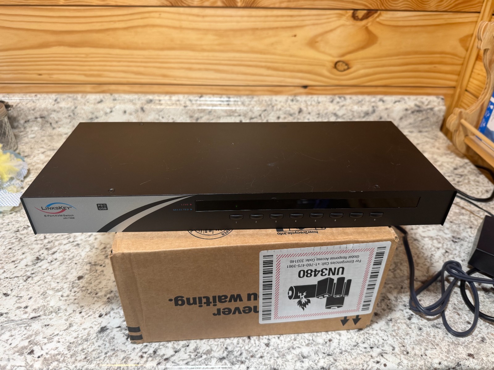 Linksys LKV-7308 8-Port Rackmount KVM Switch VGA PS/2 USB Server