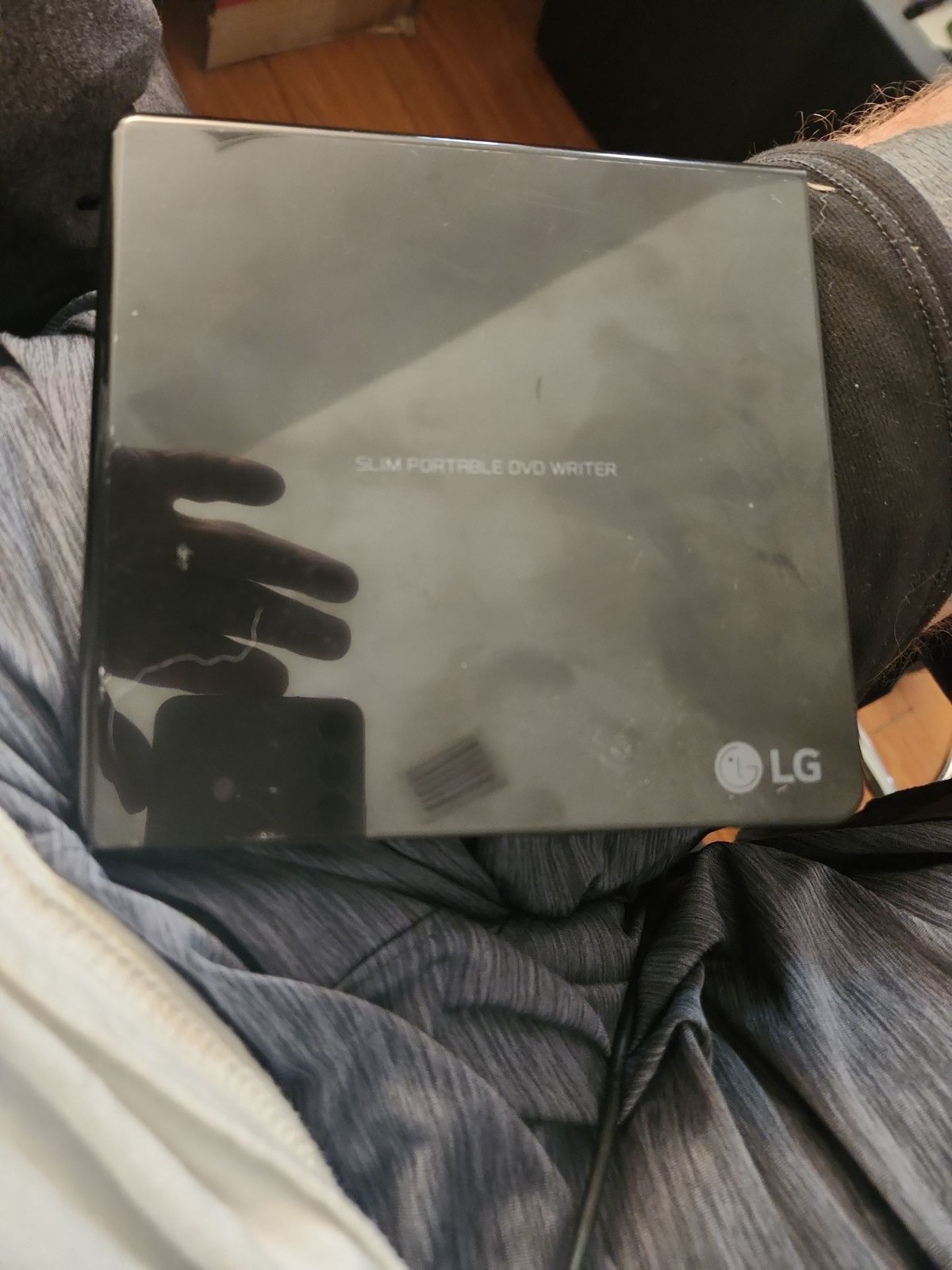 LG GP65NB60 Ultra Slim Portable External DVD Writer Does not come with any cords