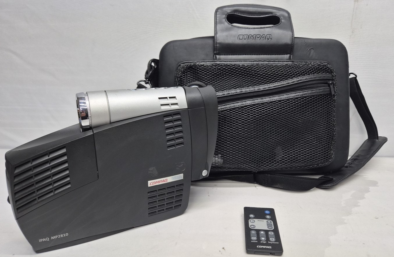 COMPAQ iPAQ Microportable Projector MP2810 VGA W/remote No Cables See Descriptio