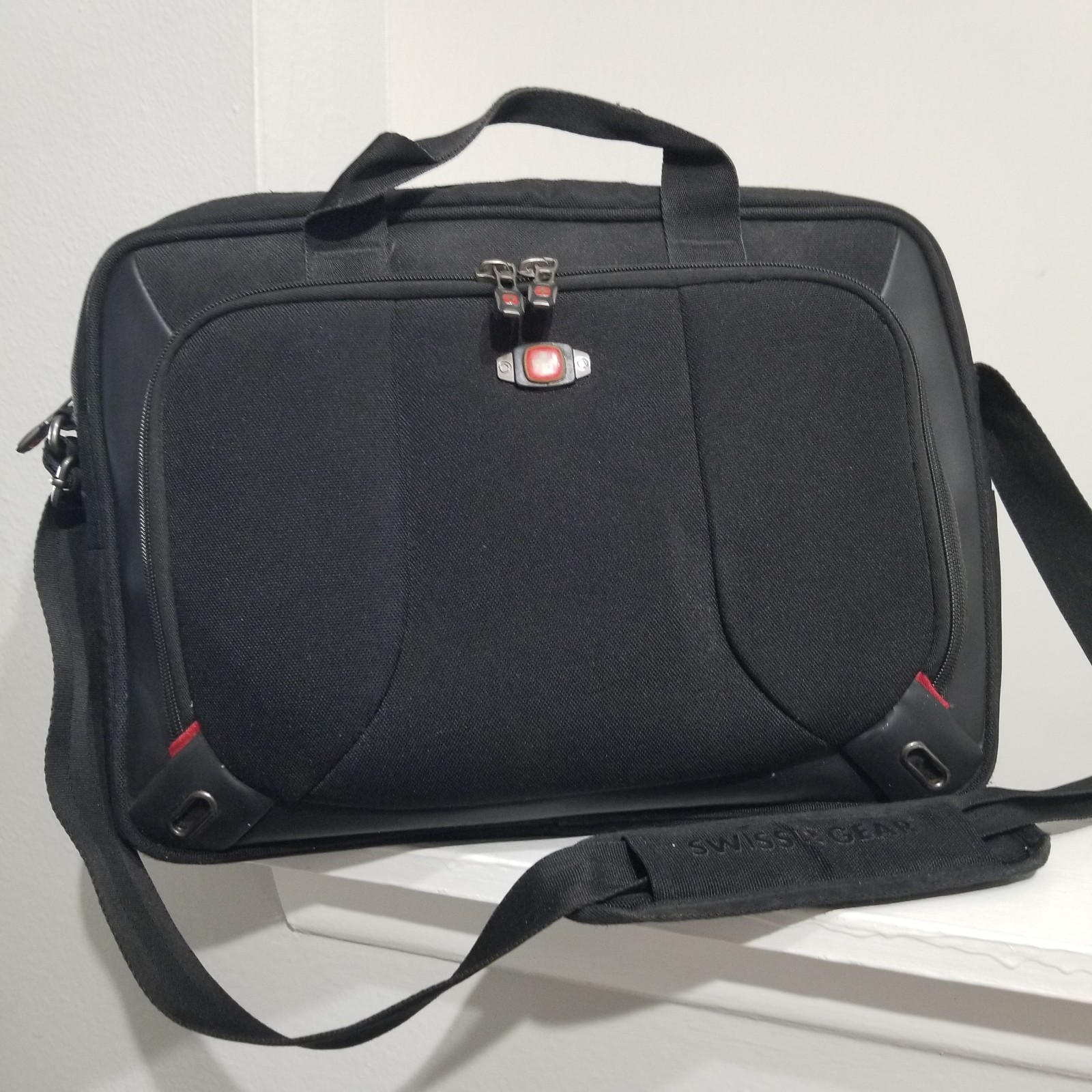 Swiss Gear Insight 16” Computer Messenger Bag Black, Used, Clean, Tablet Pocket