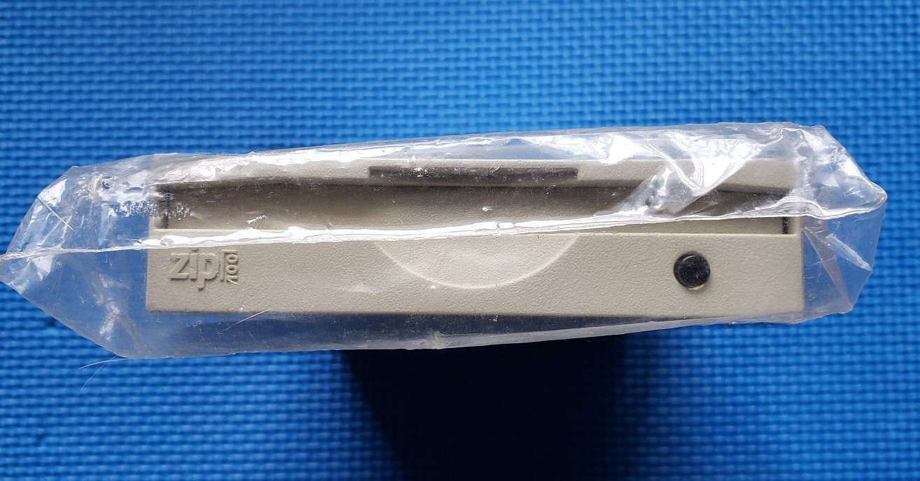 Genuine IOMEGA  Z100ATAPI 100MB SuperFloppy Internal IDE ZIP drive   NOS G1N